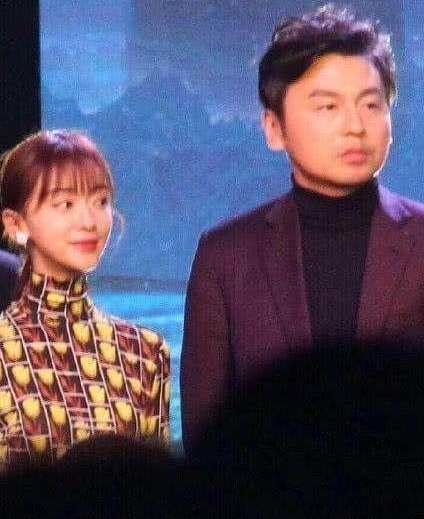 为啥都说别和吴谨言一起拍照?张嘉倪都输了,最后一张笑出声! 为啥都说别和吴谨言一起拍照?张嘉倪都输了,最后一张笑出声!