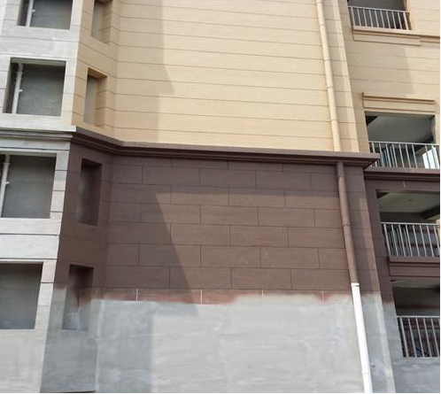自建房外墙不流行贴瓷砖,现在人们都这样装,省钱又上档次