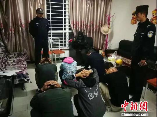 图为涉传窝点查获的嫌疑人员。 警方供图 摄