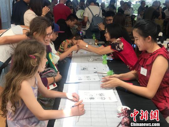 澳大利亚书法协会开办的书法工作坊吸引当地市民。 陶社兰 摄