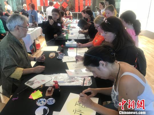 澳大利亚书法协会开办的书法工作坊吸引当地市民。 陶社兰 摄