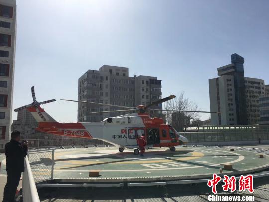 图为直升机降落北京中日友好医院停机坪。　史亮 摄