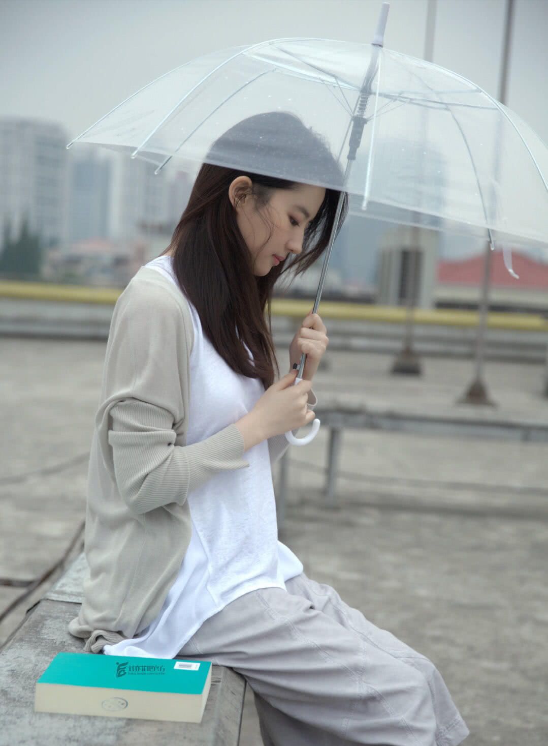 动漫美图:刘亦菲的这一波撑伞的照片不是做头像的素材