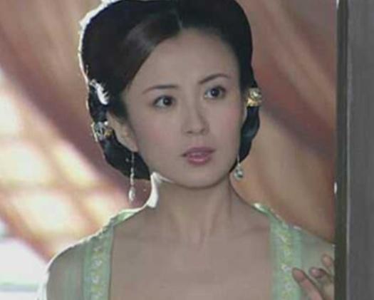 她17岁出道，与于和伟老婆撞脸，41岁低调生二胎，丈夫至今成谜