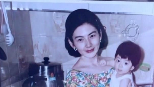 郑恺出席程晓玥母亲葬礼，程妈妈年轻时是一位惊艳了时光的美人