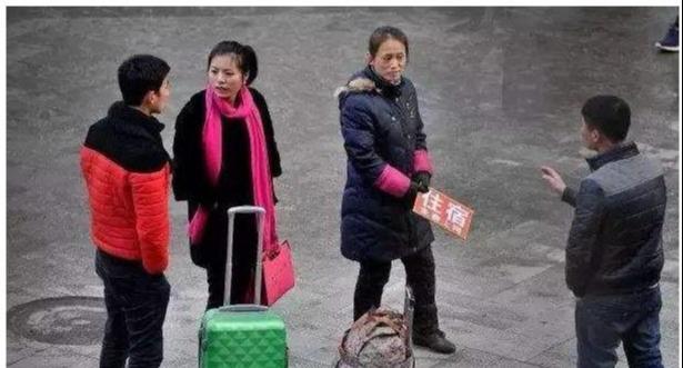 火车站旁"拉客"的大妈说旅馆30元一晚,这么便宜?网友