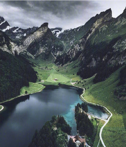 阿爾卑斯山腳下，如仙境般夢幻