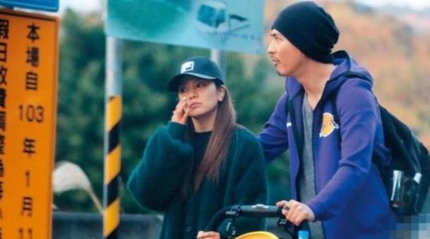 周渝民一家三口逛动物园,妻子低头逗女儿画面温馨有爱