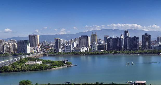 法国华裔来中国探亲,刚下飞机就被繁华震撼:后