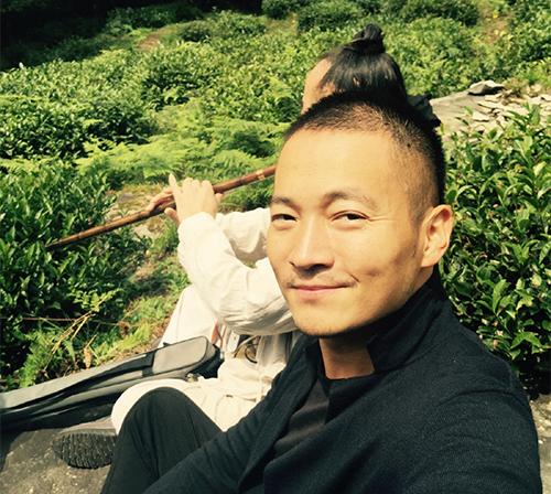 喻恩泰一家四口合影曝光，老婆是知名主持人，儿子女儿颜值都超高