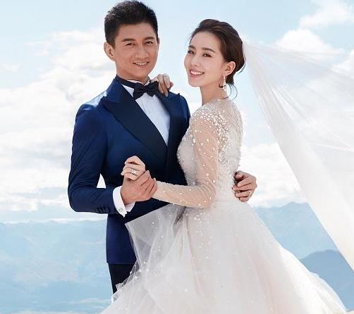 低调夫妻,刘诗诗吴奇隆逛庙会,期待小宝宝降临