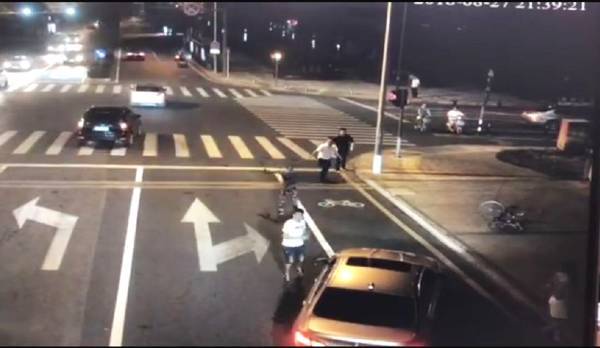 宝马男怒砍电动车主,竟被反杀,监控拍下生前5