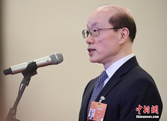 图为国务院台湾事务办公室主任刘结一5日在“部长通道”接受采访。 中新社记者 侯宇 摄