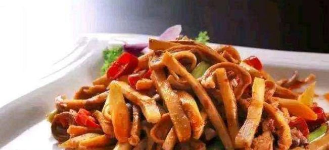 美食推荐:香辣猪肚，红烧豆腐，香菜酱拌牛肉，红烧排骨土豆