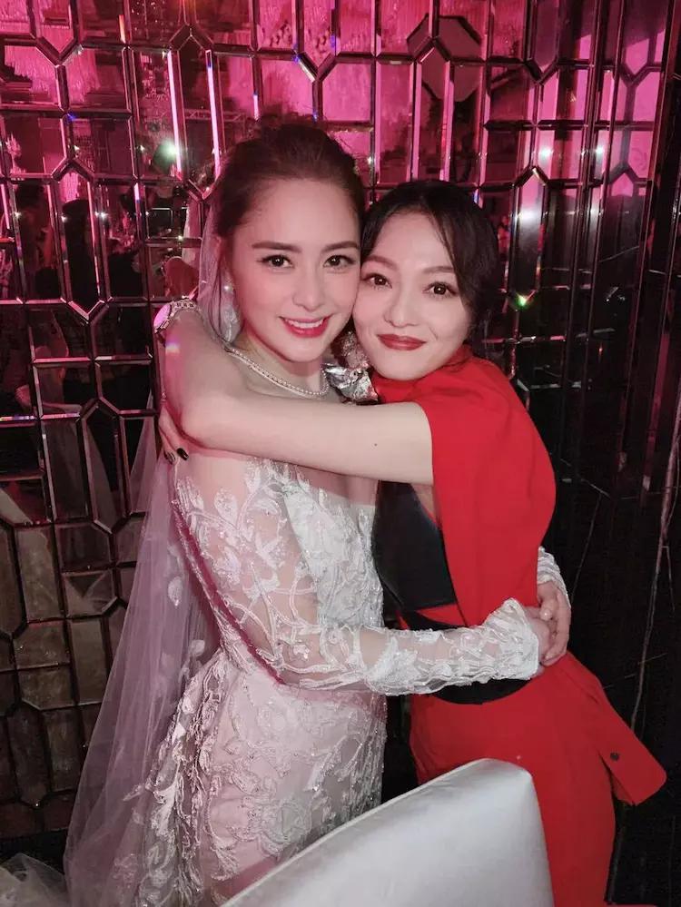 张韶涵出席阿娇婚礼,抢走新娘风头,内衣外穿是新时尚?
