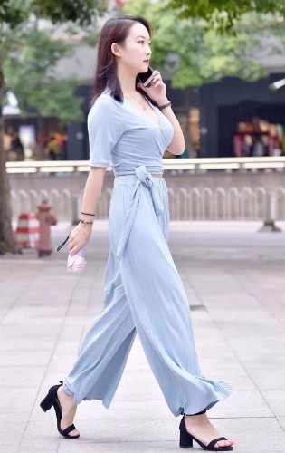 街拍：图1黄婷婷会玩，“另类”穿超短裤！图2发型太非主流吧？