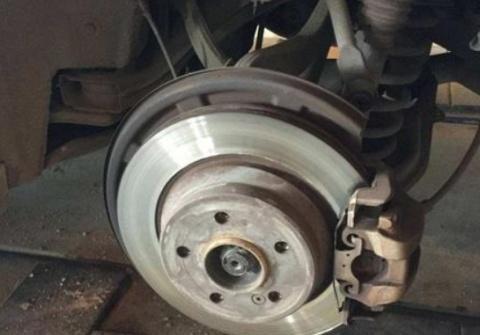 汽车刹车片多久更换一次？修车师傅：这个公里数可以拿去做参考