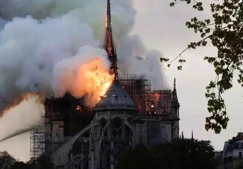 奔驰火了，教堂也火了，却唯独车市火不起来