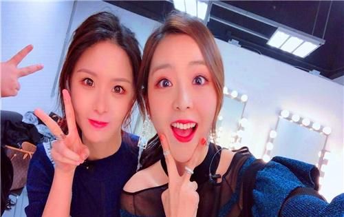 LOL：余霜晒出合照，网友评论吐槽老阿姨，你和阿冷什么仇什么怨