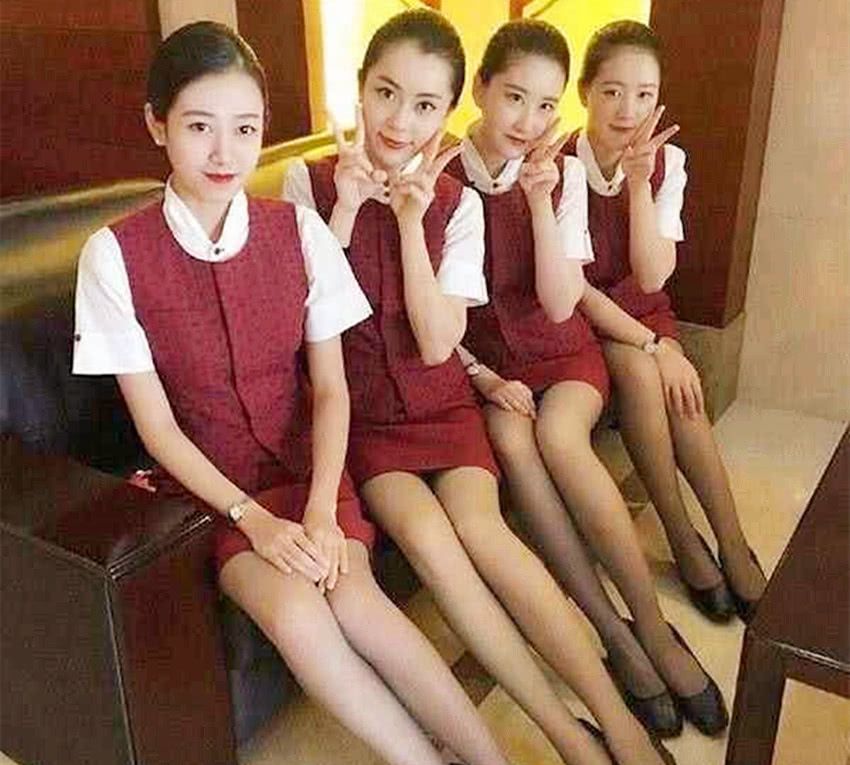 日本空姐的斜腿坐姿是什么原因?其中透着无奈