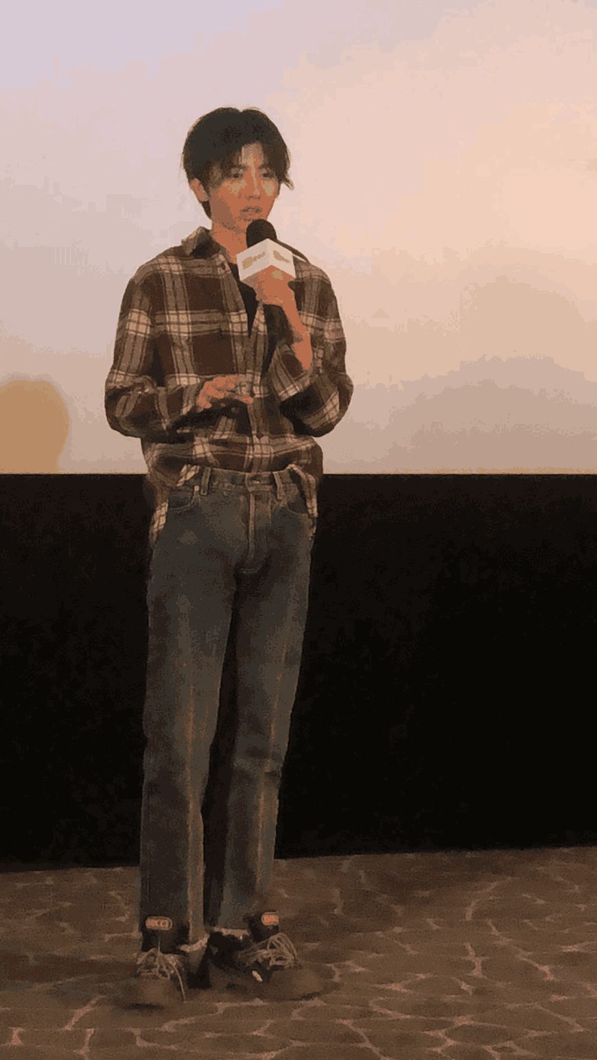 这是什么造型?蔡徐坤最新活动照片,衣服看起来