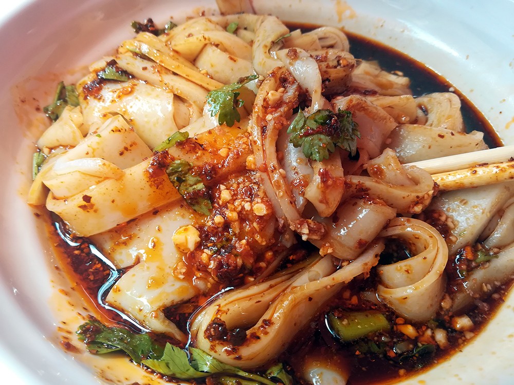 星期天小板桥赶街，甩一碗安宁八街的凉卷粉，爽!