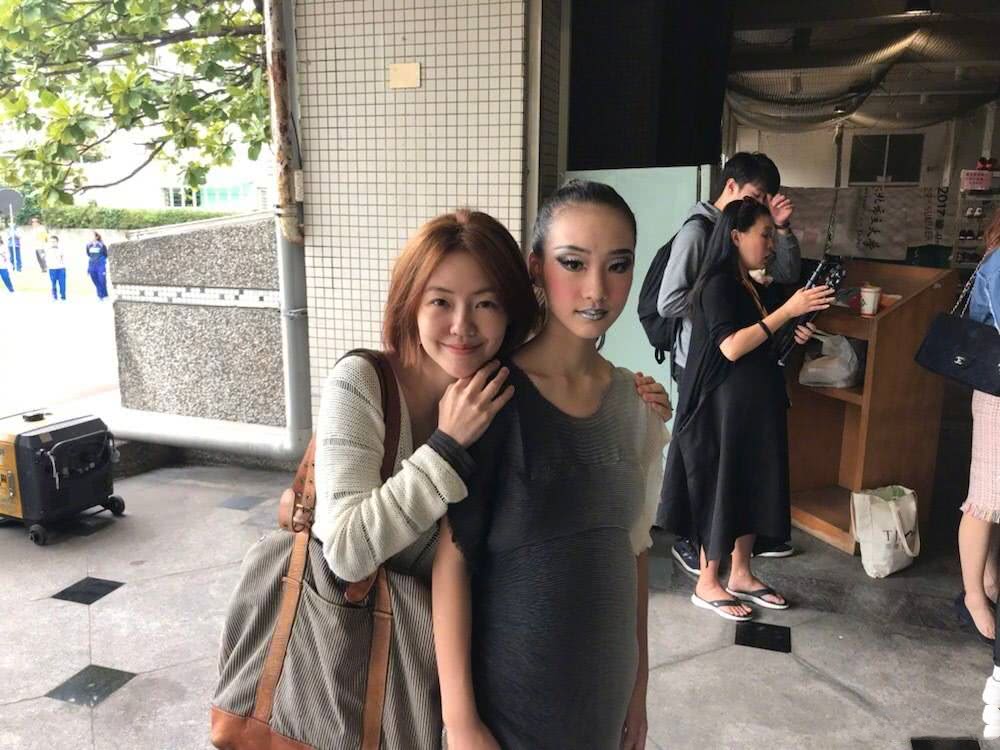 小s炫耀女儿舞蹈比赛拿冠军,12岁许俏妞气质超