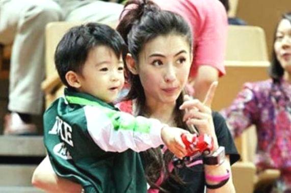 张柏芝新年和男友看电影,一口黄牙尽显老态,三