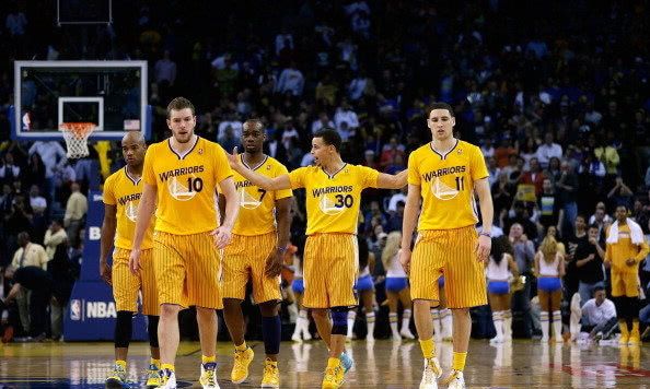 NBA球衣发展史:从短裤腰带的设计到短袖球衣