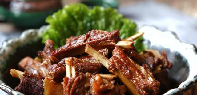 红烧羊排材料:羊排,蒜瓣,冰糖,料酒,老抽,盐,胡椒粉做法1,羊排斩成小
