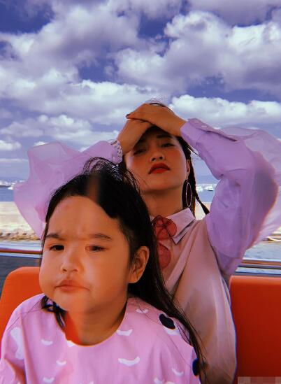包文婧坐游艇拉着女儿凹造型合影 饺子一的脸嫌弃