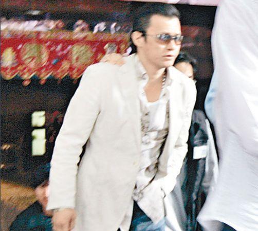 他是香港龙哥, 新义安黑大佬, 不料在自己地盘