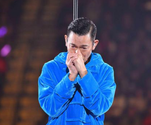 刘德华亲自辟谣患癌传闻,向粉丝深深道歉后,透