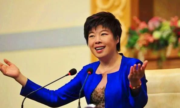 从国学大师到万人唾骂，于丹被北大学生赶下台，背后操纵者是谁？