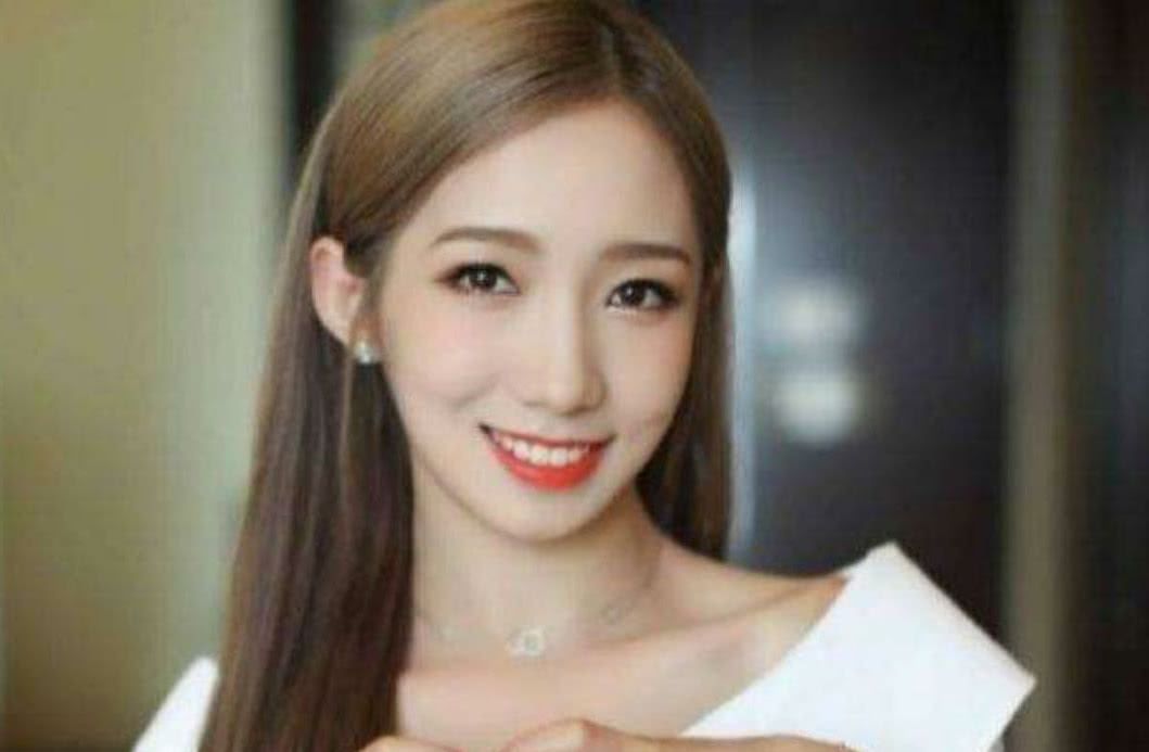 有一种坐姿叫孟美岐的夹腿坐,性感指数飙升,网友:难以忘怀!