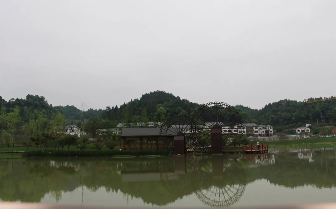 正在建设中的洛安生态创新示范区位于遵义市新蒲新区虾子镇及新舟镇