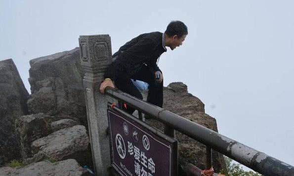 一个月内三名游客在峨眉山跳崖，好心疼景区老板，他才是最惨的!