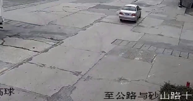 大货车猛踩刹车饶她不死，电动车还装傻充愣，3秒后悔也无法挽回