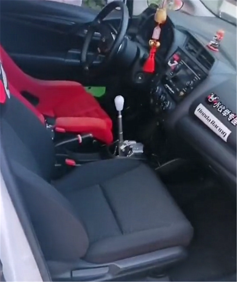 7万飞度改装法拉利车钥匙,还配“AE86”同款贴纸,很骚气!
