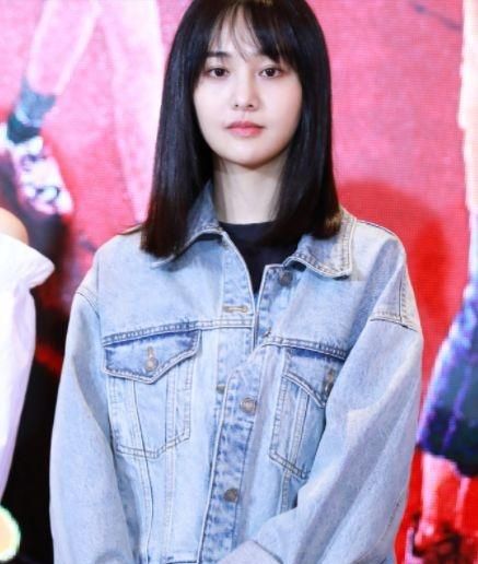 郑爽现身《青春斗》发布会,穿着随意自扇巴掌