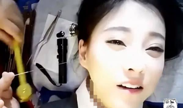 冯提莫直播掏耳朵,却连连发出娇喘,宅男瞬间