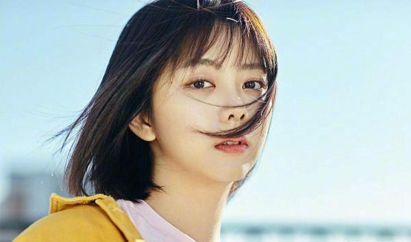 谭松韵不到30的年纪经历丧母之痛,首次露面还