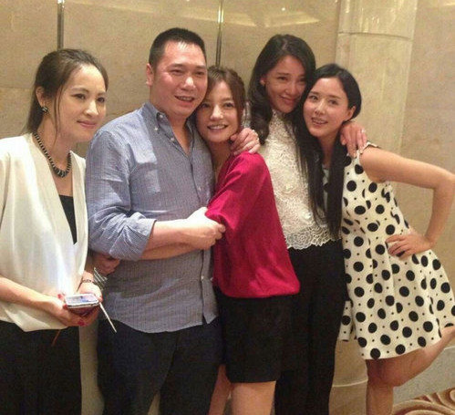 赵薇黄有龙罕见秀恩爱,网友:黄有龙怀里的赵薇好有女人味