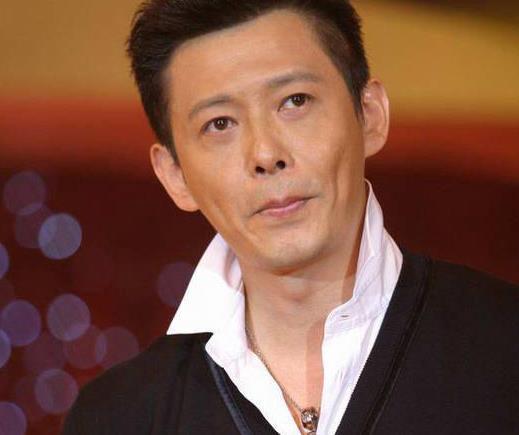 央视前著名主持人程前，圈外妻子比董卿还要美，55岁老来得子