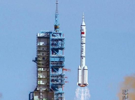 火箭是利用什么原理起飞的_火箭是什么颜色(2)