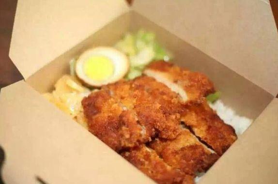还有鸡排饭也是很热门的,香香脆脆的炸鸡排,谁能不爱呢?