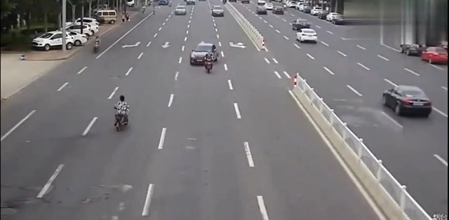 两个电动车女子如此行车,轿车司机无奈做出了撞上去的选择!  ​