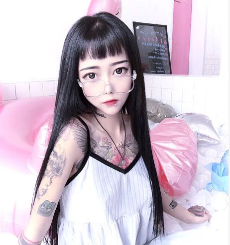 顾茜茜晒自拍,这个姿势瞬间暴露身材缺陷!网友:被骗了这么久!