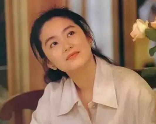 64岁林青霞竟然离婚了,3个女儿没一个像她,老