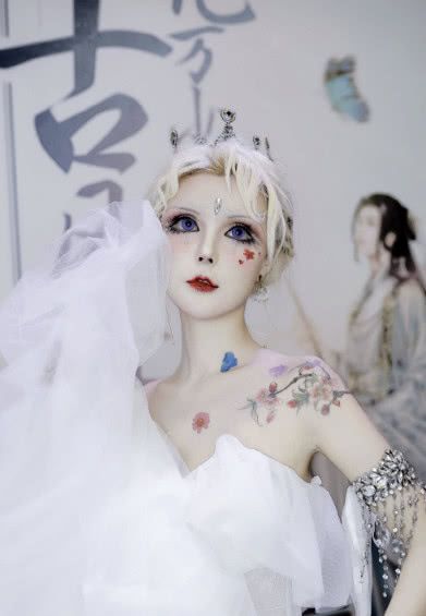 迪丽拉未整容前照片曝光，以前的样子是这样，网友：太可惜了吧